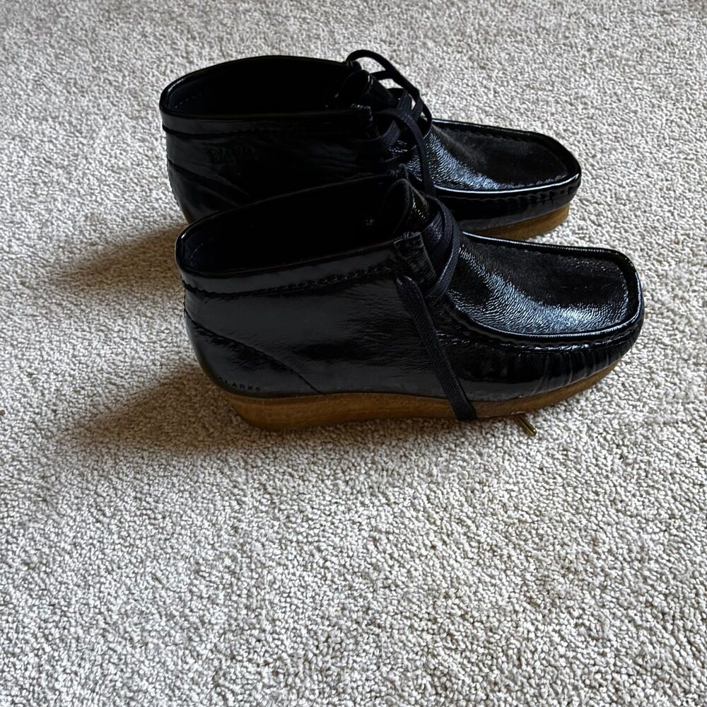 NWT Clarks Originals Wallabee Boots Black Patent Leather - Size 8.5